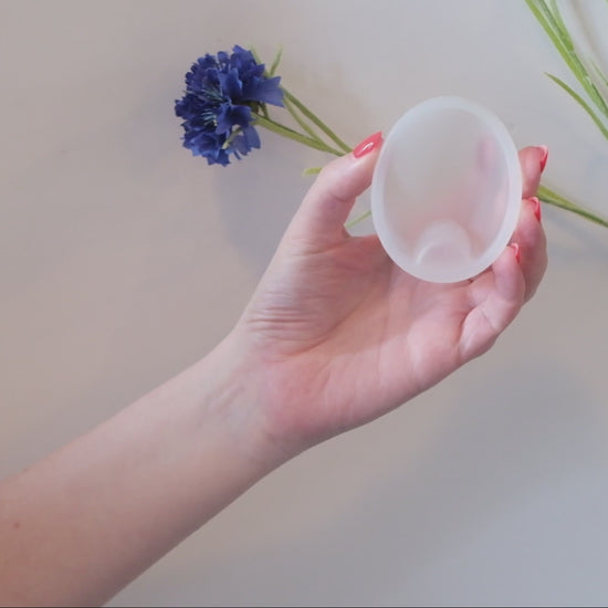 Video af VelunaDisc - menstruationsdisk med nem udtagningsring. 